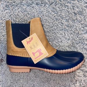 NWT Avanti mid-rise duck boots